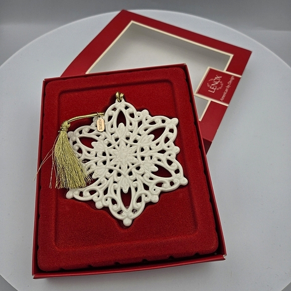 Lenox Annual Snow Fantasies Snowflake Ornament Without Year - Picture 4 of 6